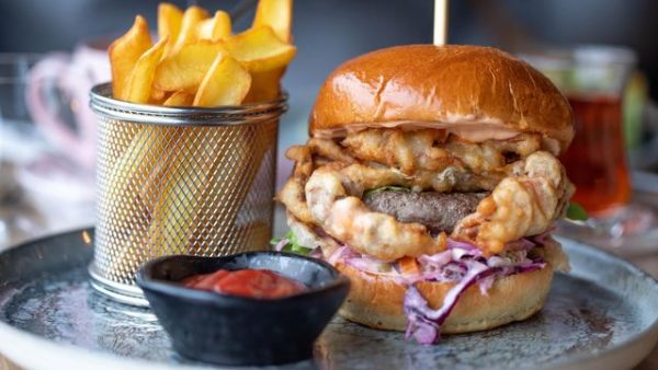 Overijssel – Evenementen cateringbedrijf met snack, vis en toilet-wagens ter overname aangeboden