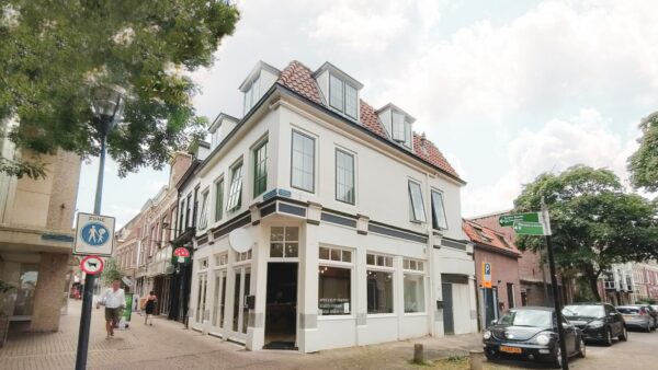 Zwolle – Koffiebar gesitueerd in hoekpand van één van de drukste aanlooproutes naar de Zwolse binnenstad. VERKOCHT!
