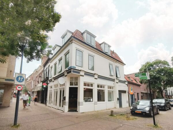 Zwolle – Koffiebar gesitueerd in hoekpand van één van de drukste aanlooproutes naar de Zwolse binnenstad. VERKOCHT!