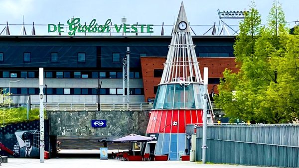 Enschede – The Lunchbox, Gelegen naast het FC Twente stadion de Grolsch Veste en aan het NS station Kennispark (Drienerlo).