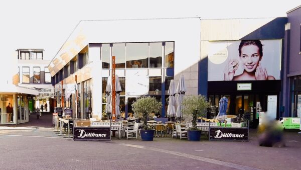 Almelo – Lunchroom/dagzaak met terras op A1 locatie gevestigd in hoekpand aan het stads & marktplein in Almelo