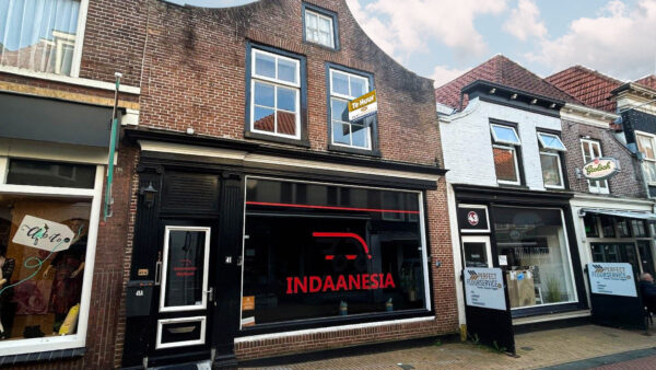 Steenwijk -monumentale horeca-/winkelruimte van circa 110m2 met een uitstekende pui en een prachtige uitstraling.